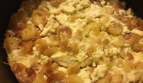 Сладки препечени макарони с козе сирене