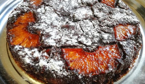 Сладкиш с ананас и карамел