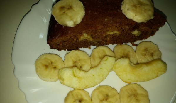 Сладкиш с банани, праскови и ябълки