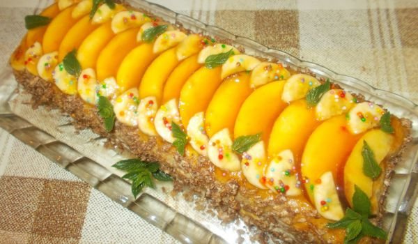 Сладкиш с бишкоти, праскови и банани