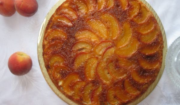 Сладкиш с бишкоти, праскови и карамел