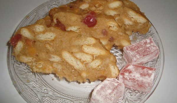 Сладкиш с бисквити и локум