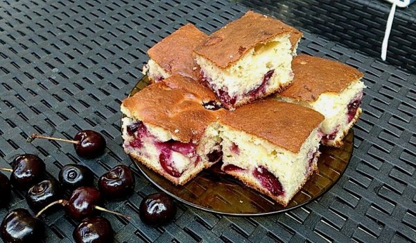 Сладкиш с Череши и Прясно Мляко