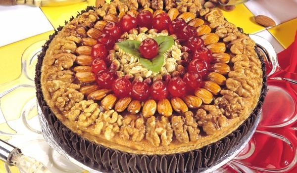 Сладкиш с грис, орехи и фурми