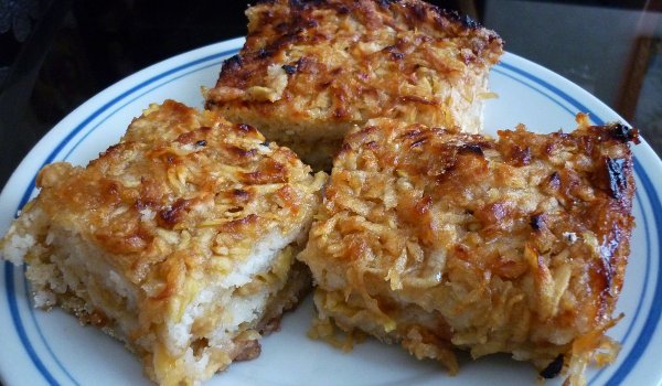 Сладкиш с ябълки и грис