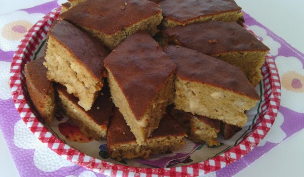 Сладкиш с ябълки и кафява захар