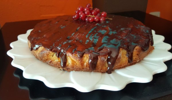 Сладкиш с ябълки и шоколадова глазура