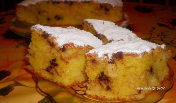 Сладкиш с ябълки, канела и шоколад