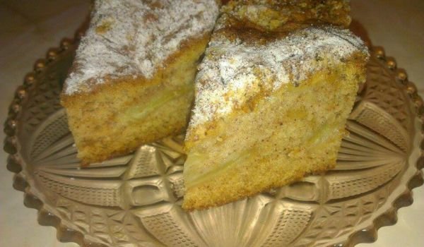 Сладкиш с ябълки, орехи и канела