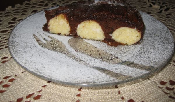 Сладкиш с извара, кокос и шоколад