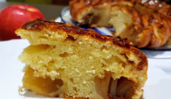 Сладкиш с карамелизирани ябълки и заквасена сметана