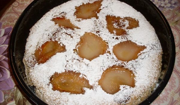 Сладкиш с карамелизирани круши и пудра захар