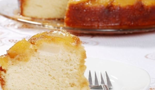 Сладкиш с карамелизирани круши и сметана