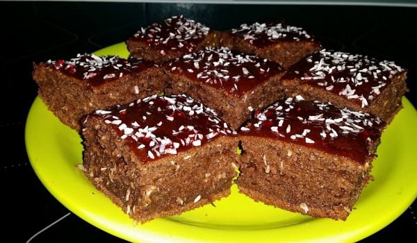 Сладкиш с кокос и малиново сладко