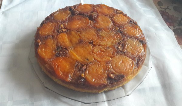 Сладкиш с компот от праскови