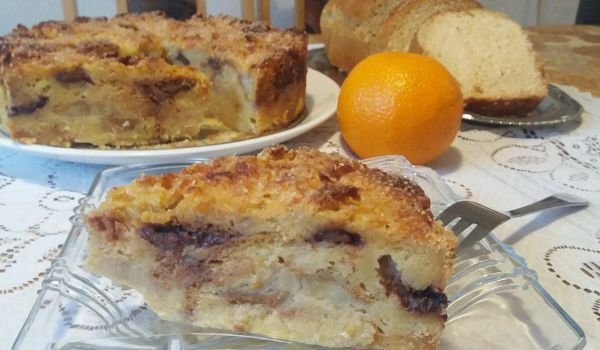 Сладкиш с козунак, банани и шоколад