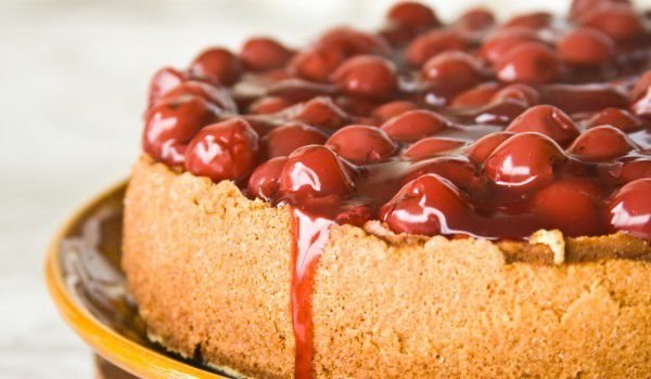 Сладкиш с крем и желирани вишни