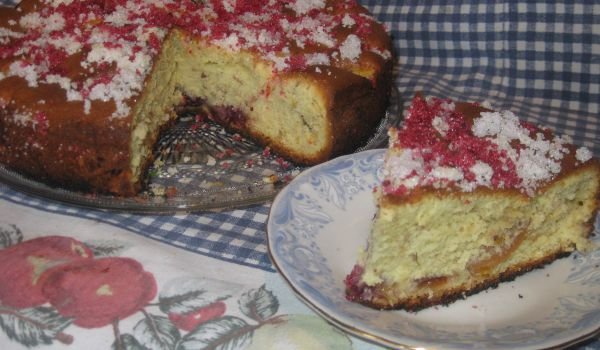 Сладкиш с лешници и плодове