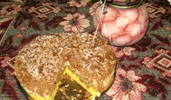 Сладкиш с пълнеж от ябълки, орехи и канела