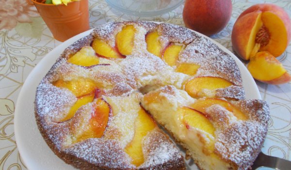 Сладкиш с ванилов крем, праскови и извара
