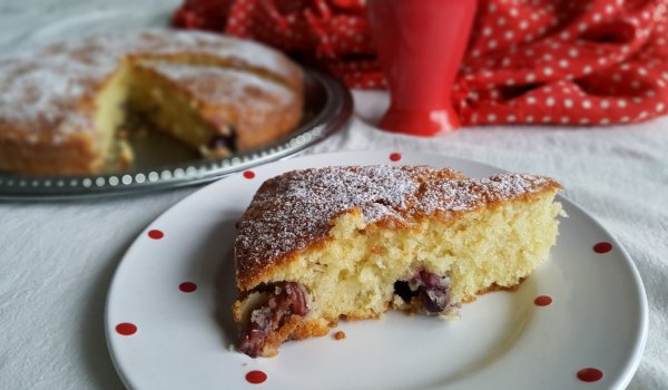Сладкиш с вишни и кокосово масло