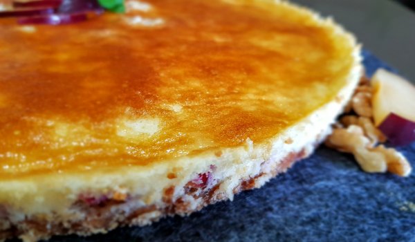 Сладкиш със сини сливи и орехи