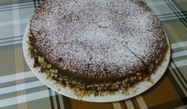 Сладкиш със сладко от сливи, орехи и нес кафе