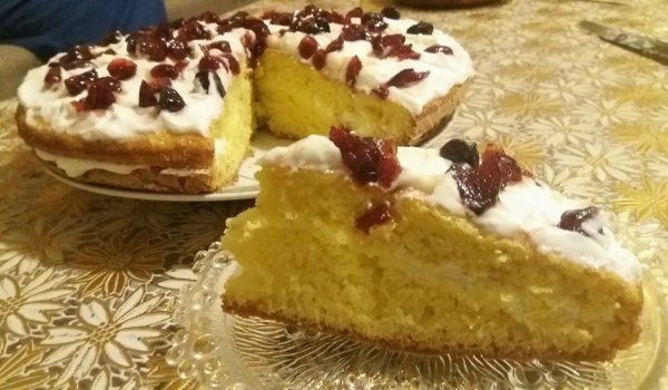 Сладкиш със сметана и сладко от боровинки