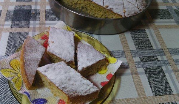 Сладкиш със стъргани дюли и орехи