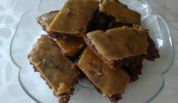 Сладкиш със заливка от карамелени бонбони