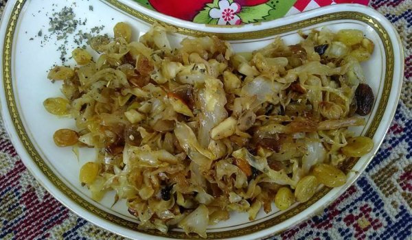 Сладко-кисело зеле със стафиди и бадеми