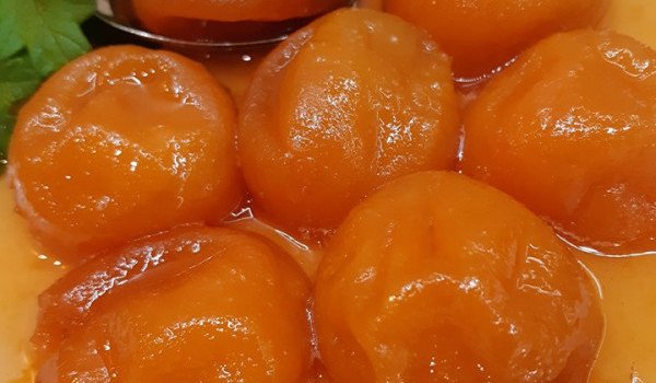 Сладко от белени цели кайсии
