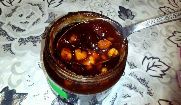 Сладко от грозде с лешници