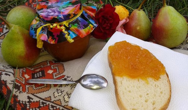 Сладко от круши с цвят от рози