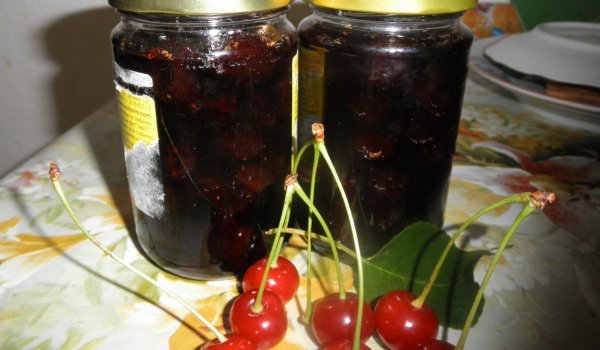 Сладко от вишни на баба