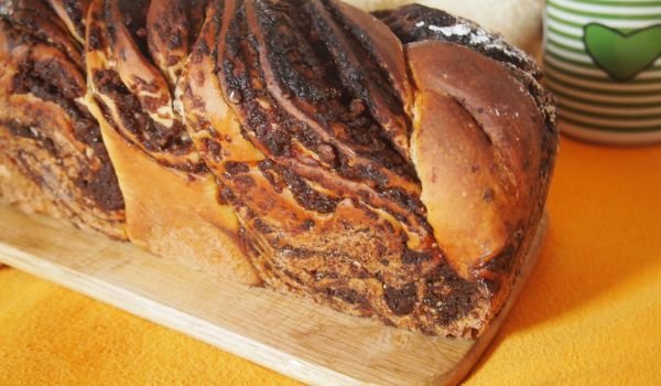 Сладък хляб с какао и канела