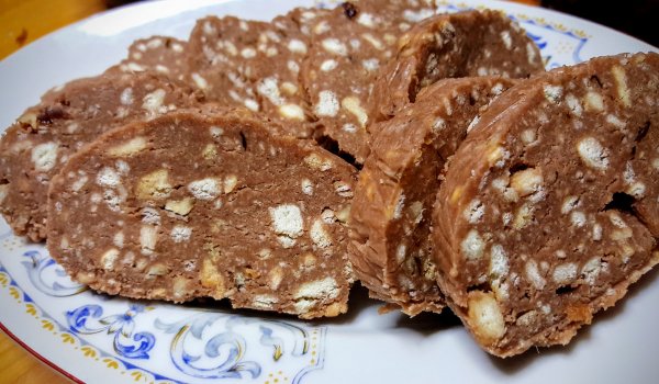 Сладък салам с шоколад, орехи и сладко