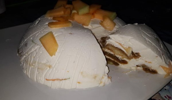 Сметанов купол с бял шоколад и пъпеш