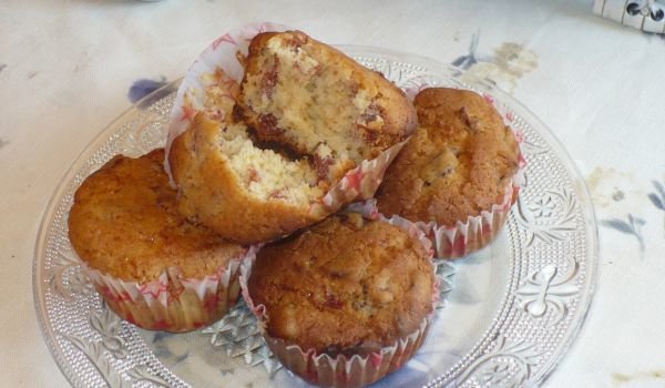 Сметанови мъфини със сладко от вишни