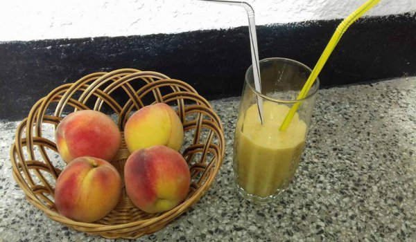 Смути от пъпеш, праскова, фъстъци и чия