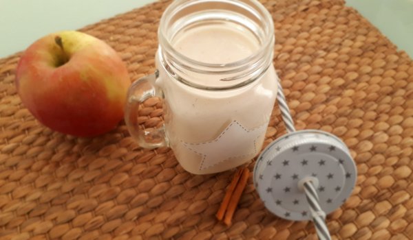 Смути с банан, ябълка и канела