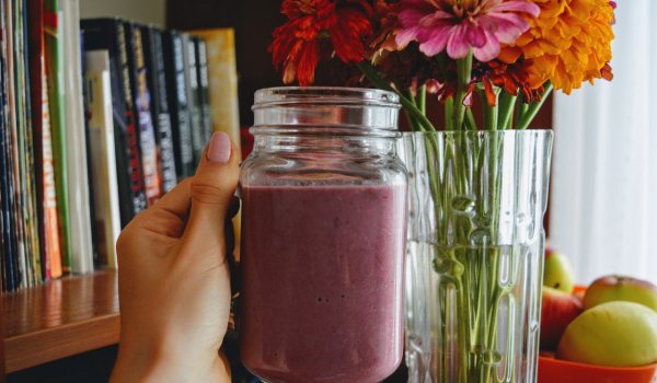 Смути с банан, къпини и ягоди