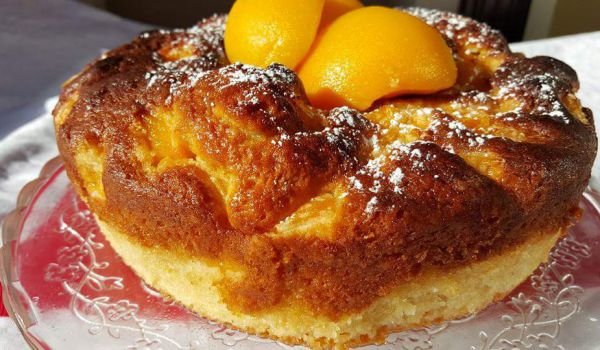 Сочен кекс с праскови от компот