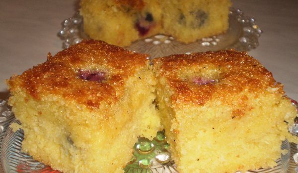 Сочен сладкиш с грис и череши