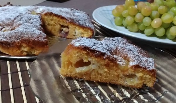 Сочен сладкиш с грозде