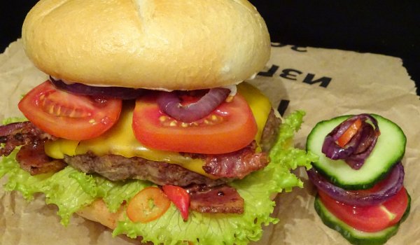 Сочен телешки бургер бекон и чедър