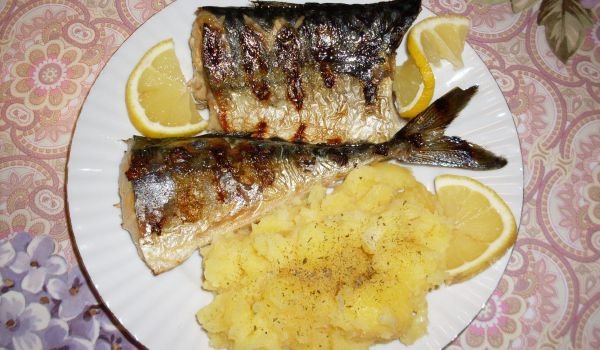 Сочна скумрия с картофена салата