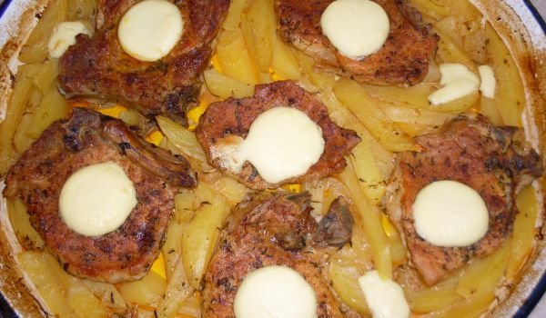 Сочни котлети с картофи и топено сирене