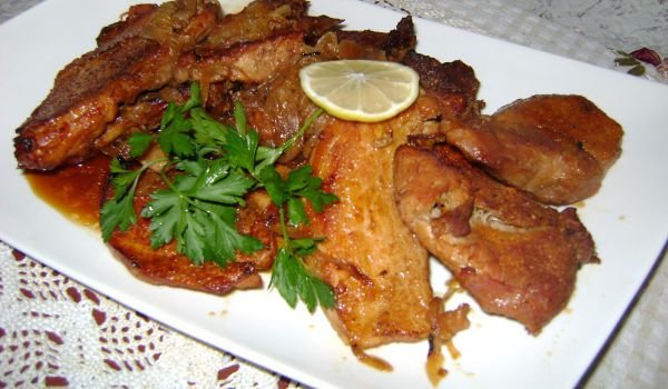Сочни пържоли на фурна с лук и вино