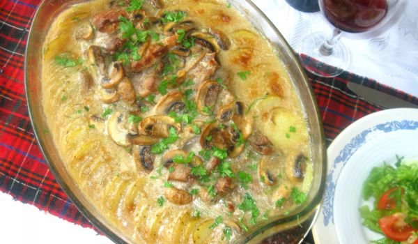 Сочни пържолки с гъбен сос и пресни картофки
